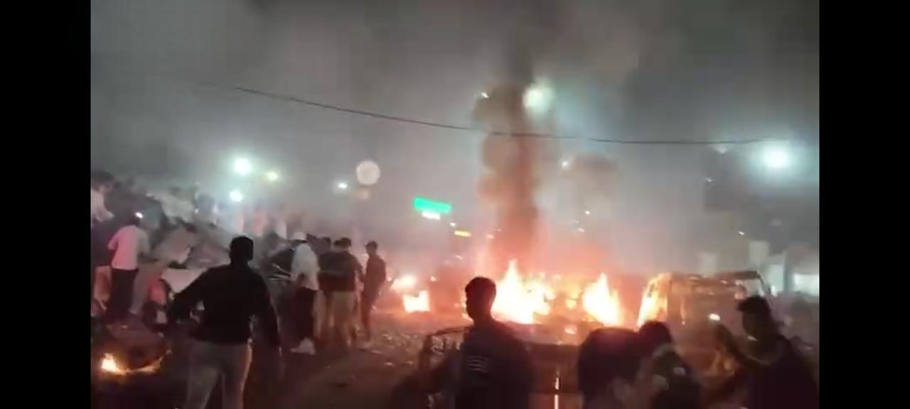 印度红堡旁突发汽车爆炸！莫迪紧急回应，8城升级安保
 
当地时间11月10日18