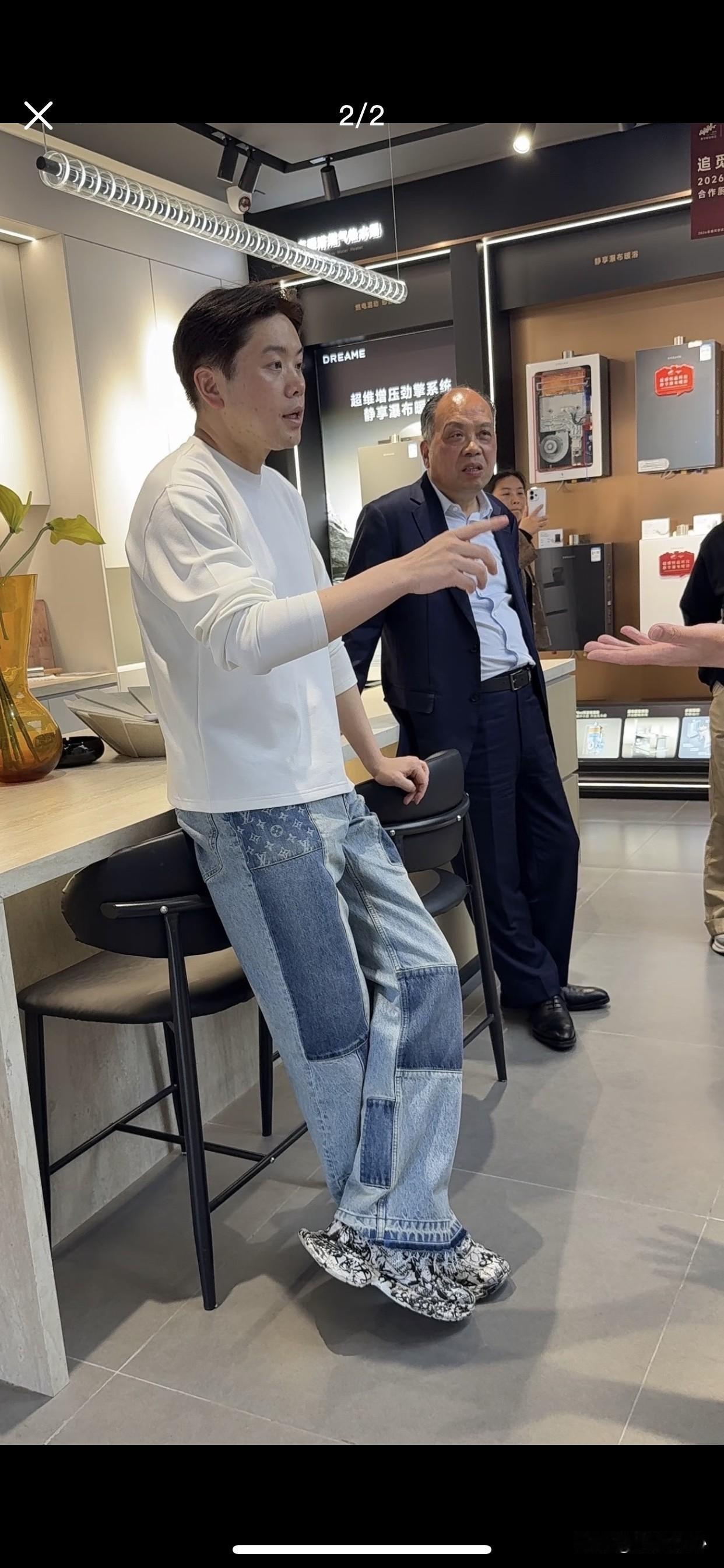 俞浩好像有点累了呀！在家里拍了几百个“大头贴”视频，发现粉丝增量比想象要慢得多，