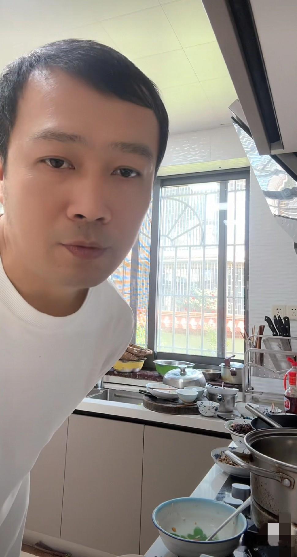 甘宇翼真能吃啊！直播间8000多人看他们一家人在吃饭。
宇翼妈妈肉眼可见的年轻了