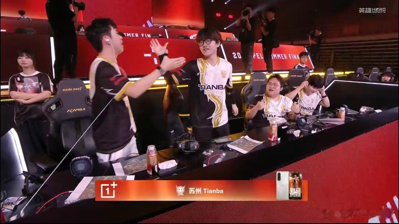 天霸青稚独狼吃鸡 青雉独狼吃鸡太燃了，最后一个打两个都能赢Tianba和平精英[