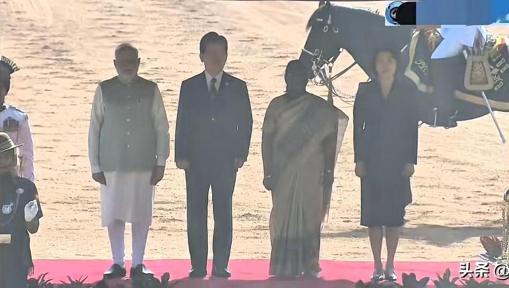 韩国总统李在明在飞扬的尘土中接受印度总理莫迪举行的欢迎仪式。
 
这场仪式在印度