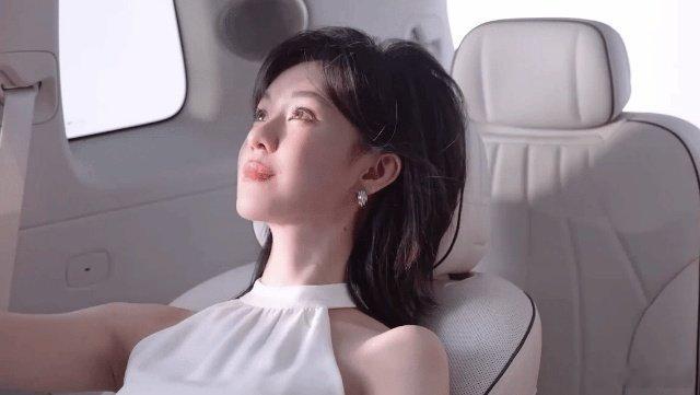 郁可唯的松弛感是奕派M8给的 开启旅途，出行伙伴带 郁可唯邂逅藏着晚风的远方。云