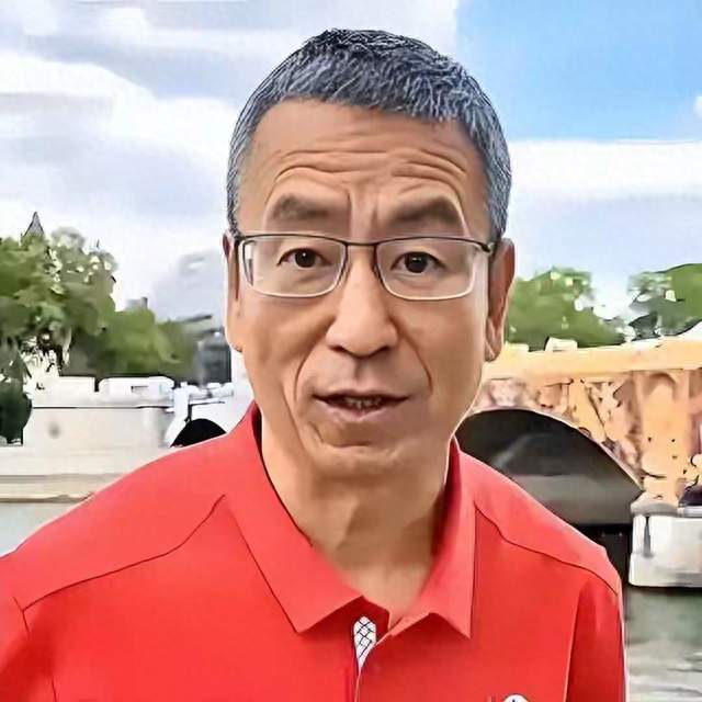满头银发依旧坚守，历经风雨的白岩松值得我们祝福