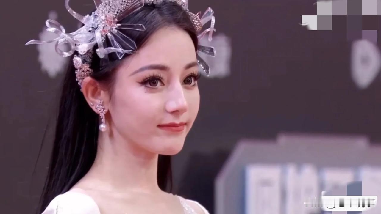 热巴：灵动之美，演绎百变人生

迪丽热巴，宛如美神降临，她的美，是照片无法完全定