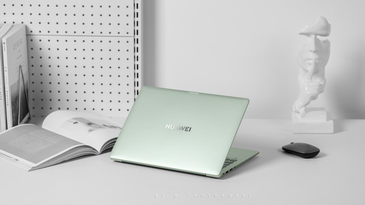 分享一组华为MateBook 14 鸿蒙版图赏。
原野绿配色 + 圆形波点键盘设