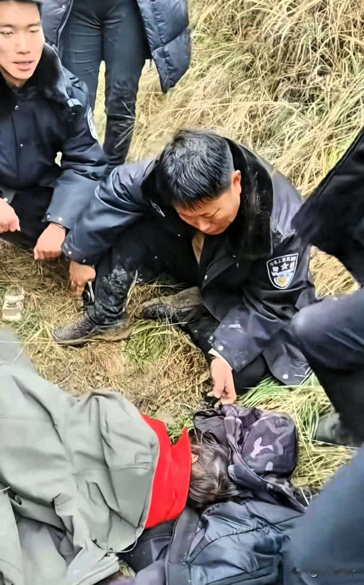这位警察叔叔一定也是一位好父亲！镜头里，他的裤子沾满湿泥，裤脚还滴着水，鞋子糊得