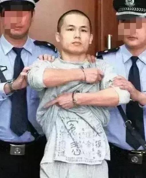2013年，深圳民警李才坤，被判处死刑。面对记者的镜头，他突然伸出戴着手铐的双手
