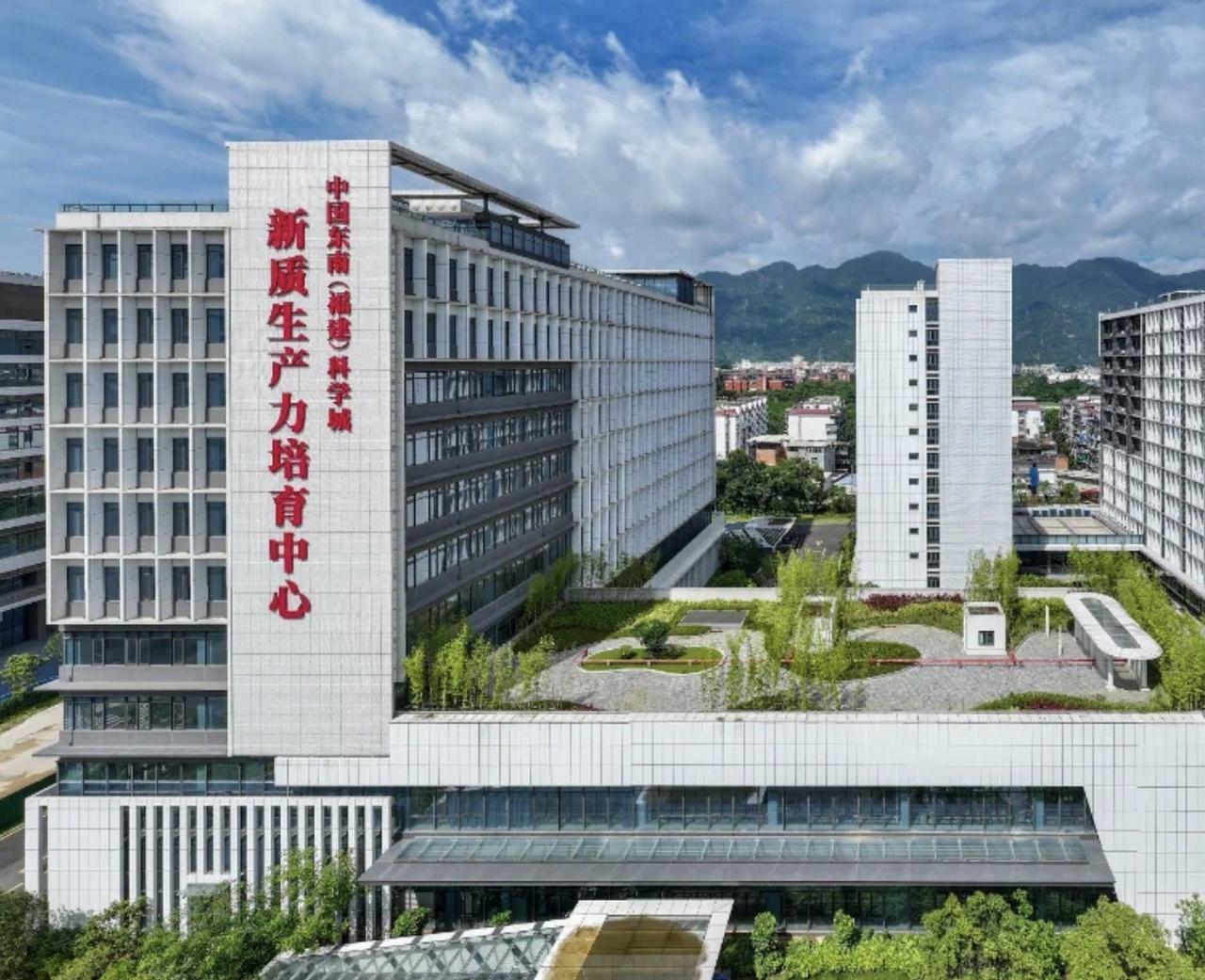 不同于合肥国资主导、重金砸入晶圆厂的重资产模式，福州人工智能始终坚持民营主导、应
