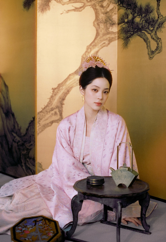 欧阳娜娜央视元宵晚会出图 欧阳娜娜央视元宵晚会出图，期待今晚舞台啊~ 