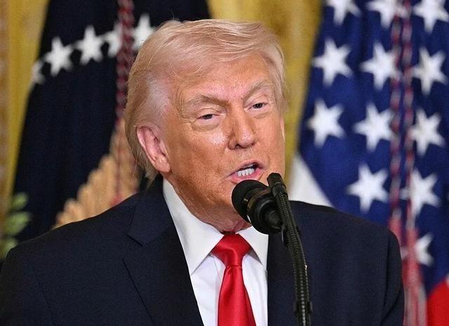 彻底撕破脸！特朗普突发狂言炸翻全网，声称美国头号敌人根本不是别国，竟是自家民主党