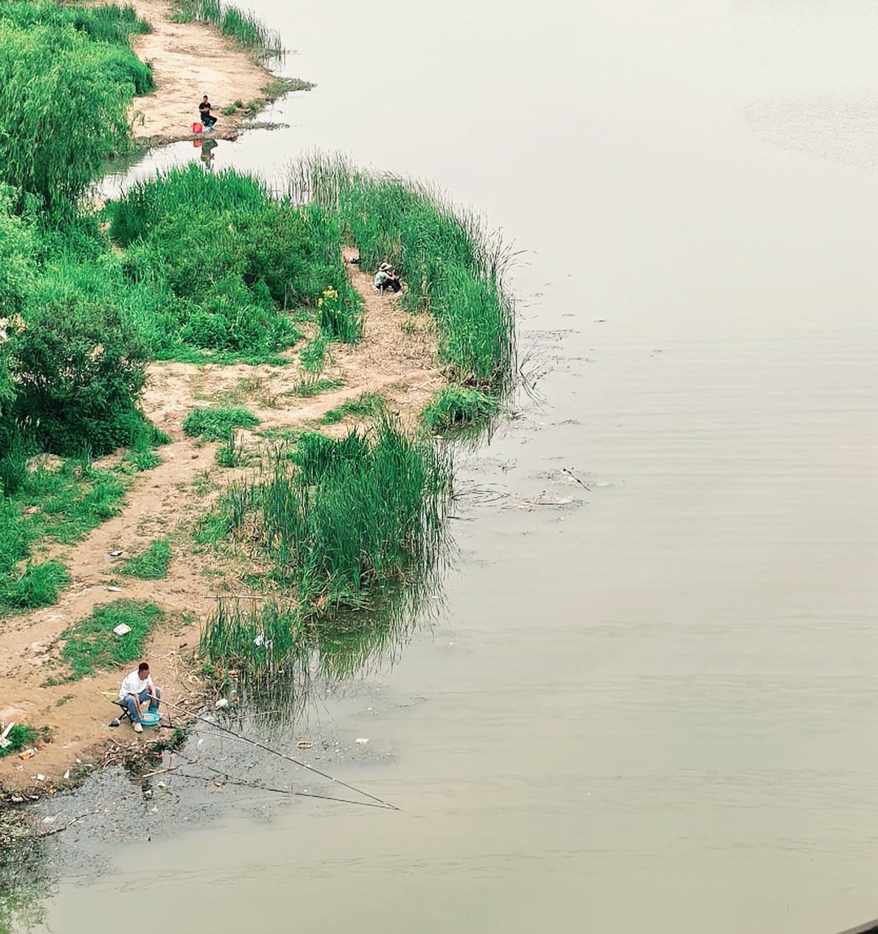 人生如垂钓，有人执著鱼咬钩的快乐，有人享受静静等候的过程。不必追赶他人的节奏，收
