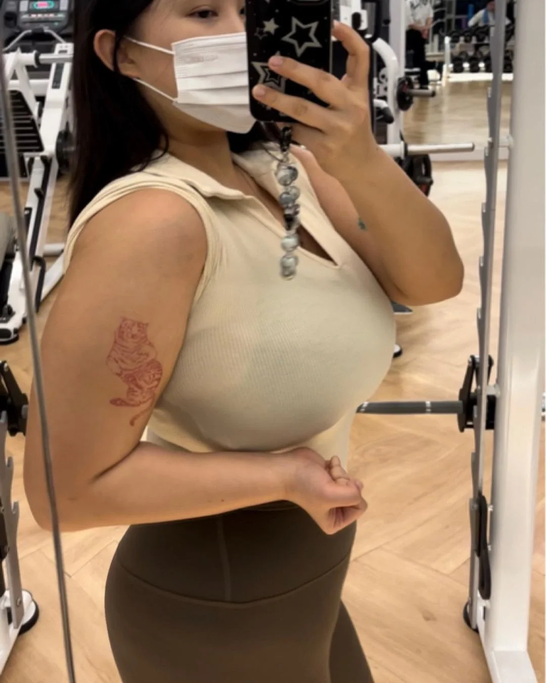 随着手臂越来越粗，上边的老虎也发福了……