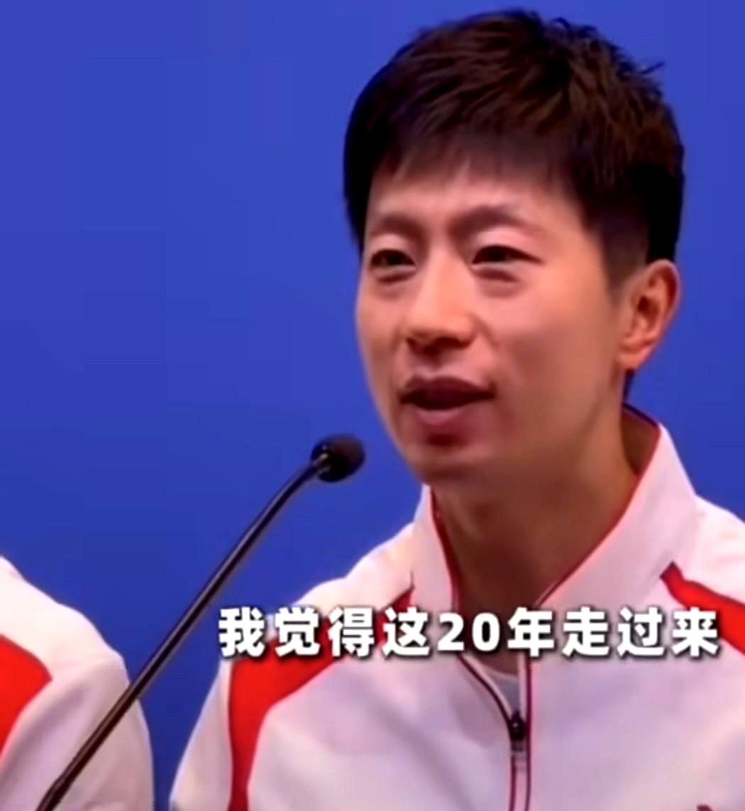 马龙说着说着快哭了[流泪][流泪]昨晚上带着北京乒乓球队获得男团金牌后，在赛后新