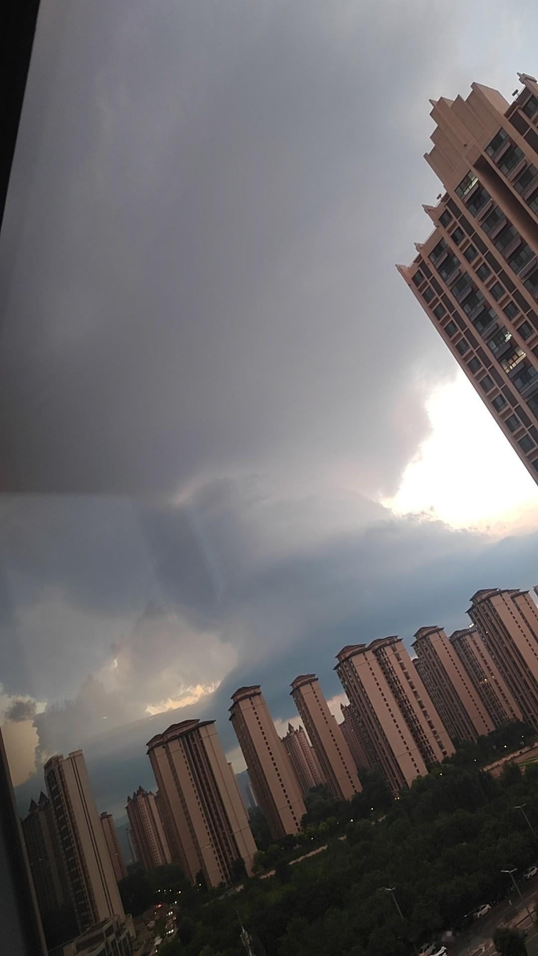 太原市这几天的天气总是阴晴不定
上午还艳阳高照，下午就电闪雷鸣
连续几天都是如此