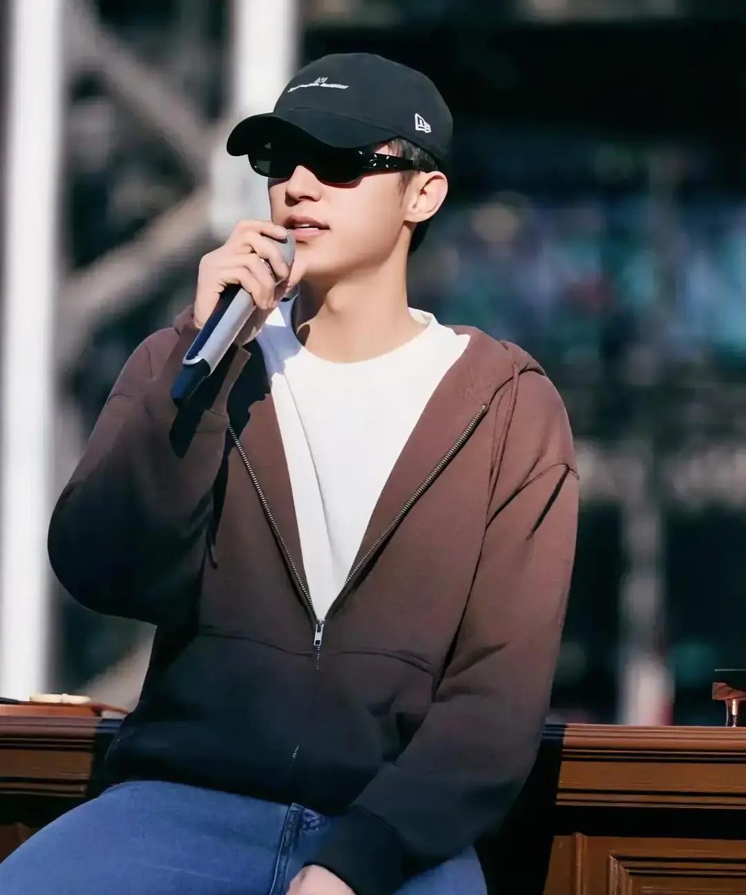 12月湖南冻到穿羽绒服，海口还能短袖蹦迪
 
去年跨年夜，五源河体育场外排队的姑