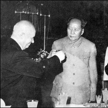 1958年，毛主席当面怒骂赫鲁晓夫，还瞪了他一眼。反应过来的赫鲁晓夫低声问自己的