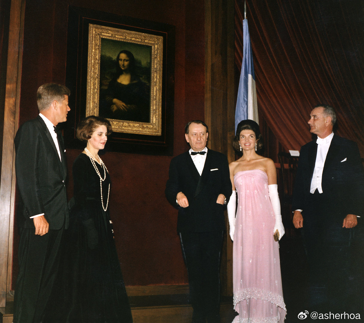1963年1月8日，法国将国宝《蒙娜丽莎》送往美国国家画廊展出的揭幕仪式。照片中