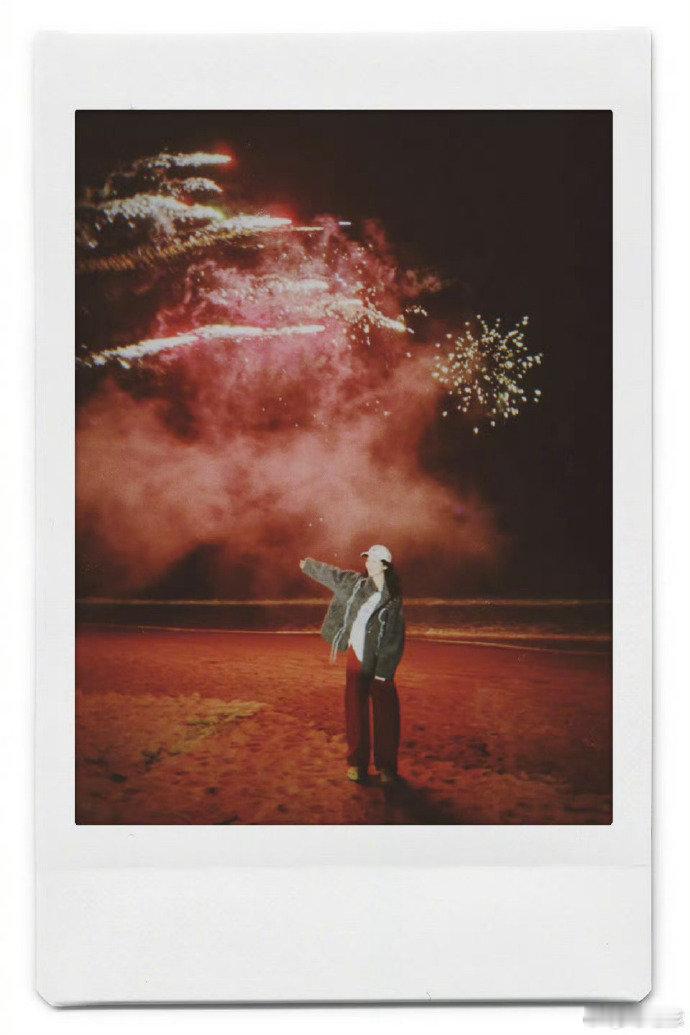 杨紫海边拍立得烟花配大海，还有姐姐的爱心，这组拍立得直接戳中我的心巴杨紫分享三张