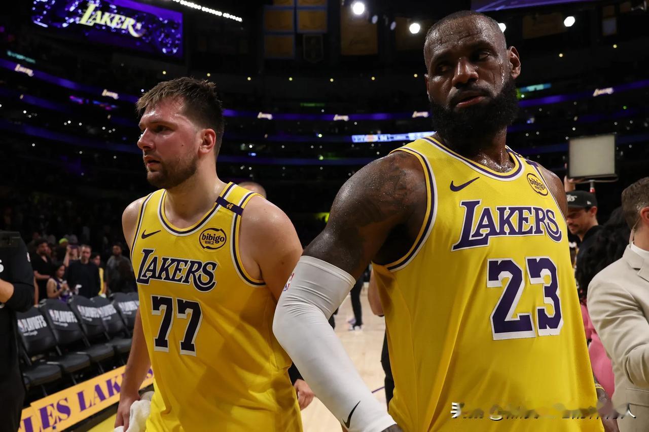 NBA杯赛1/4决赛西部湖人主场对阵马刺的一场比赛，湖人队基本全员出战，马刺队文