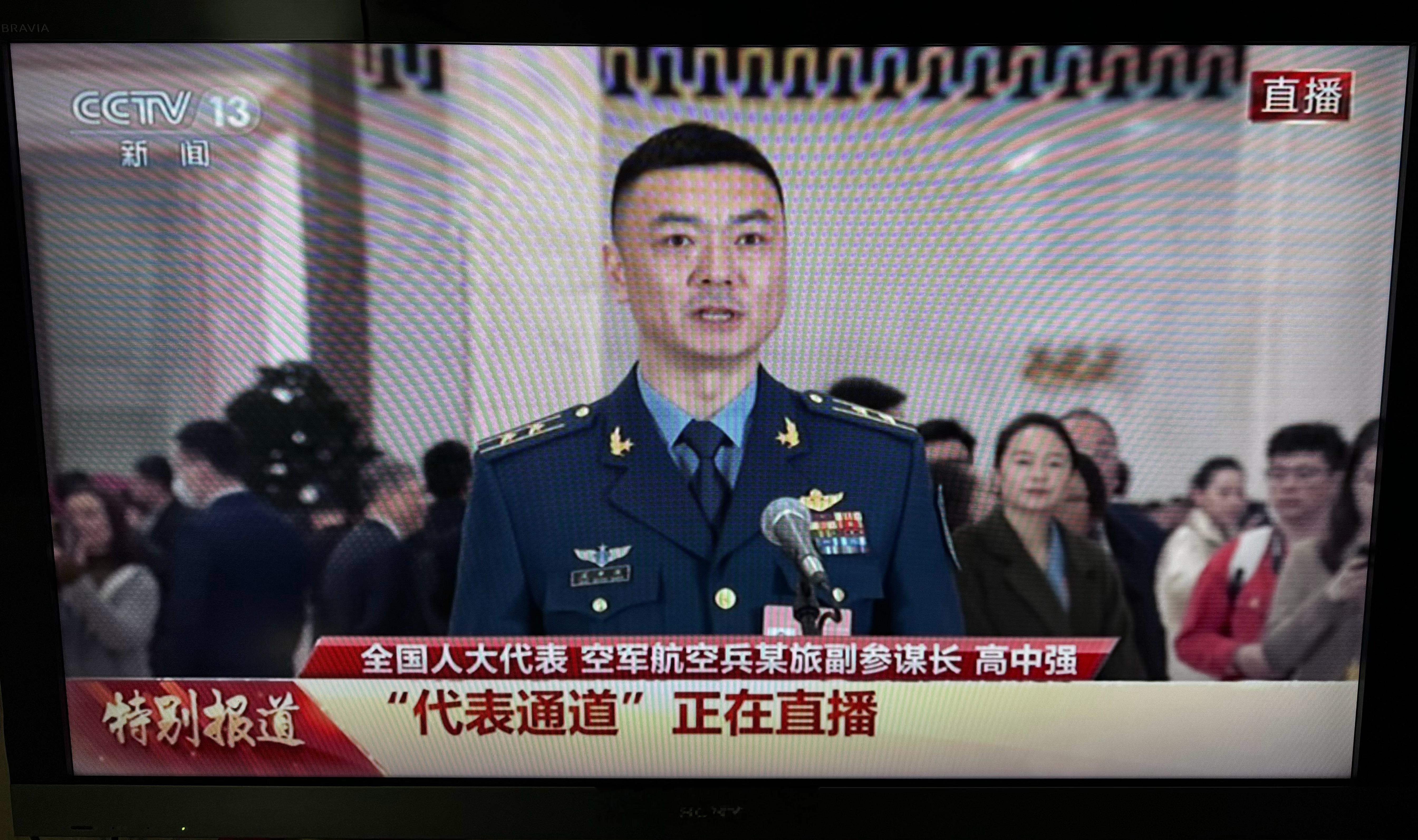 一打开电视就看见两位空军、民航领域优秀飞行员出现在代表通道接受采访[good] 