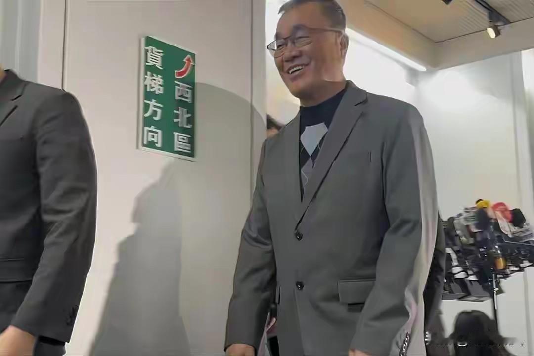 郑丽文太猛了！“蓝皮绿骨”集体变脸，李四川大义灭亲让政敌傻眼。
 
郑丽文202