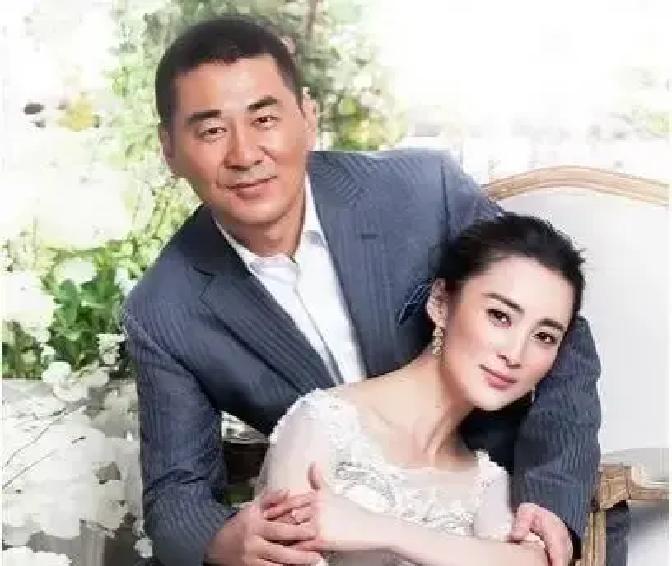 蒋勤勤对写诗的陈建斌说：“说人话。”
 
全网播放8000万次，就因为这句“反矫