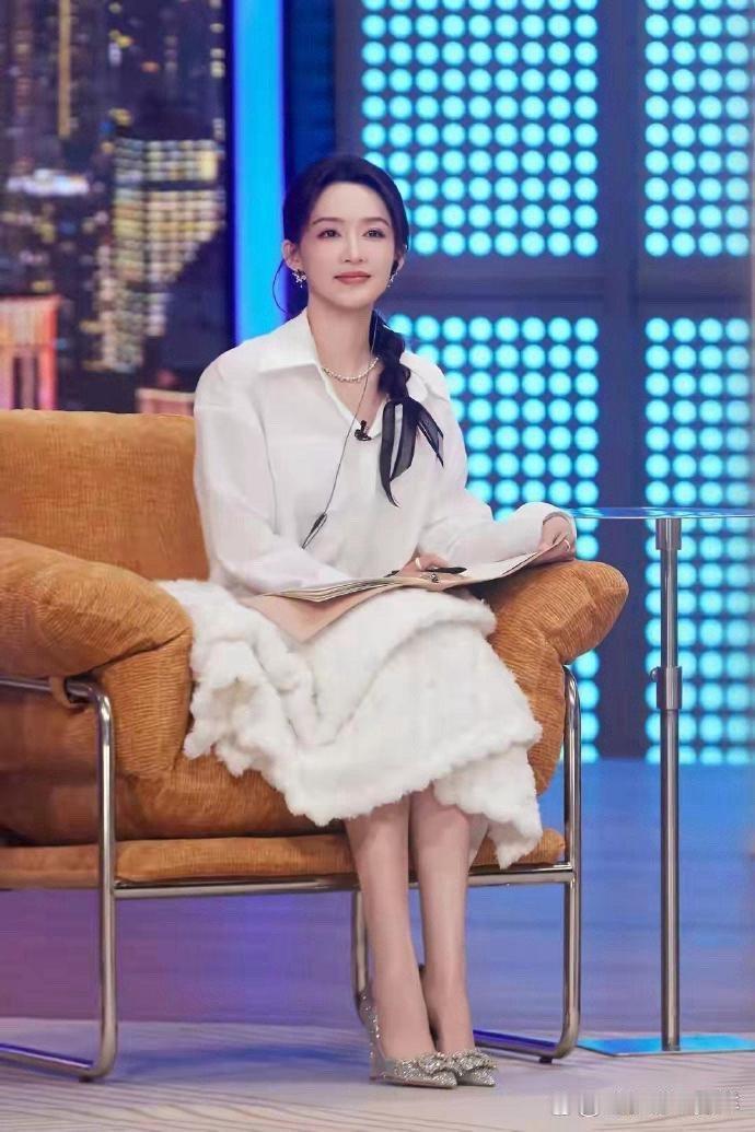 李沁的脚丫也太精致了吧！又白嫩又干净，肌肤细腻到发光，细节里都是精致感～ 