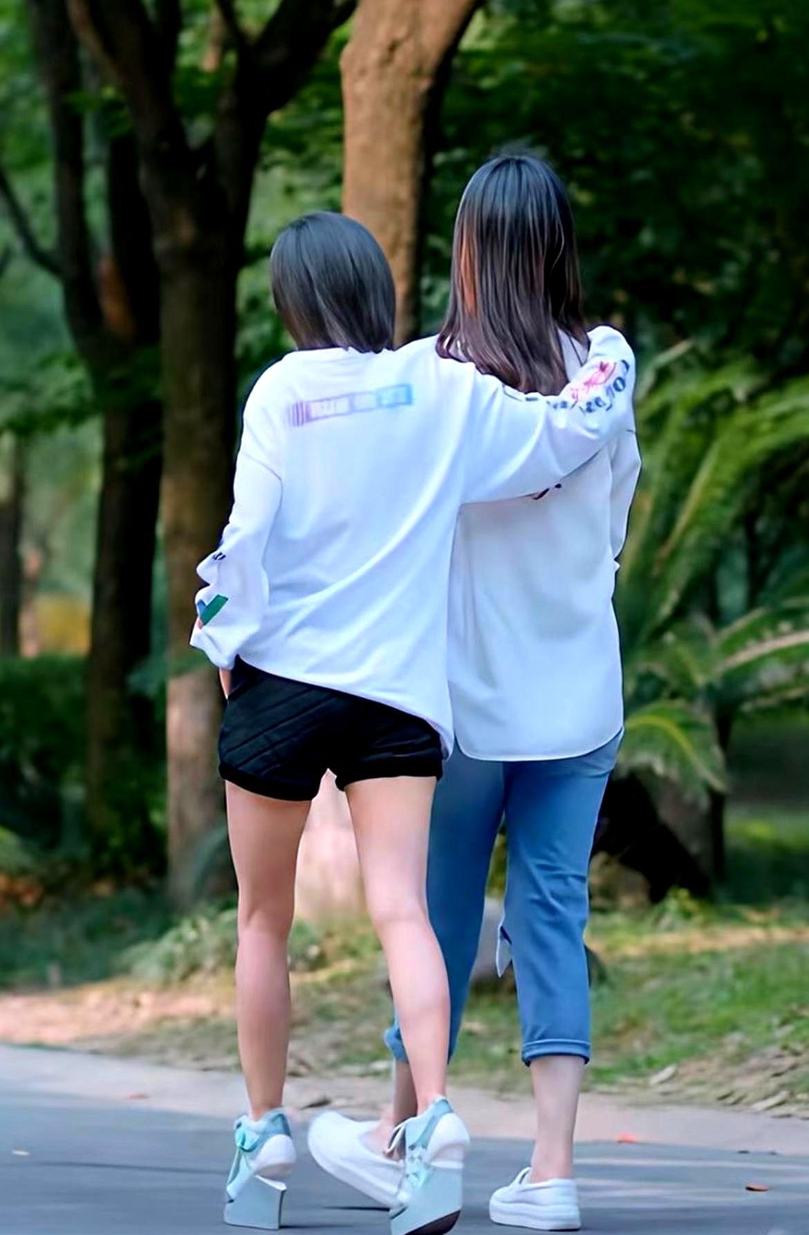 我天！蒋欣开口喊王子文小妖精那秒，我直接梦回2016年的欢乐颂22楼。
 
这俩