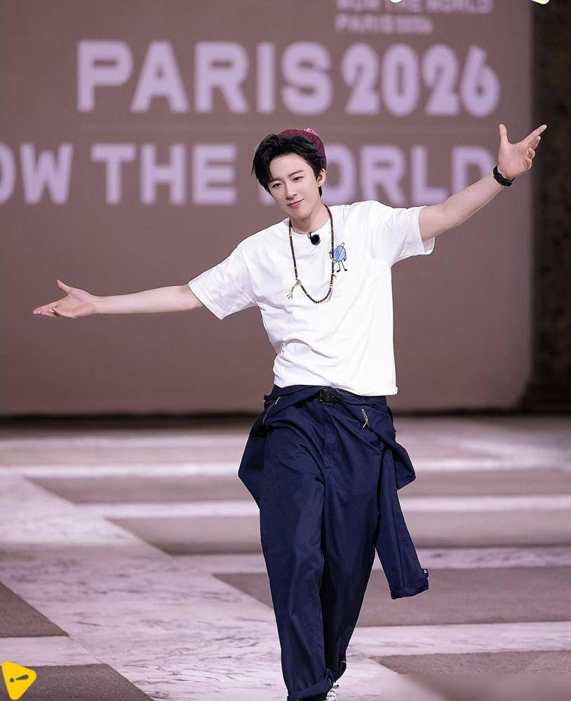 湾区升明月，我原本以为胡歌主持已经够让人意外了，结果真正把我惊到的，是36岁的刘