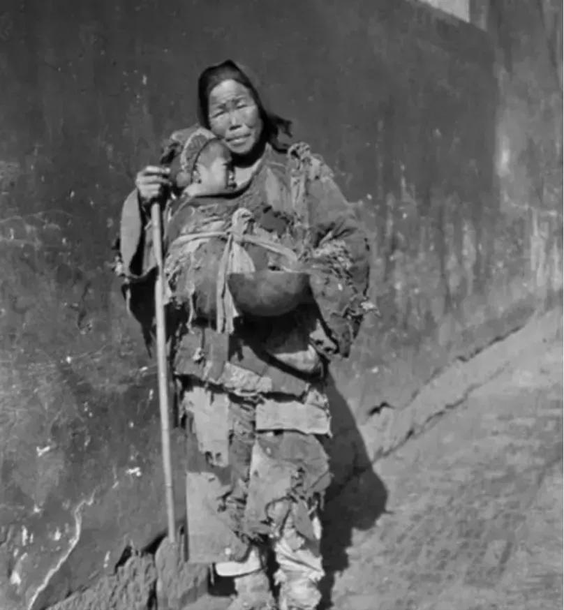 1939年，湖南一女子为躲避敌人，带着9个月的婴儿藏到山中。当敌人越来越近时，突
