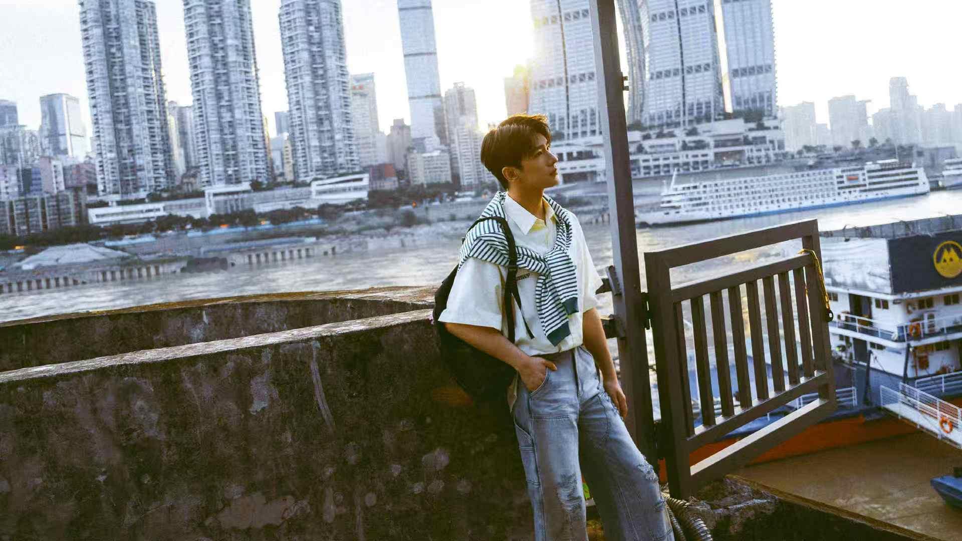 杨洋放学后出逃杨洋落日江边随拍 杨洋落日江边随拍掉落，背着书包出逃，我的学长！！