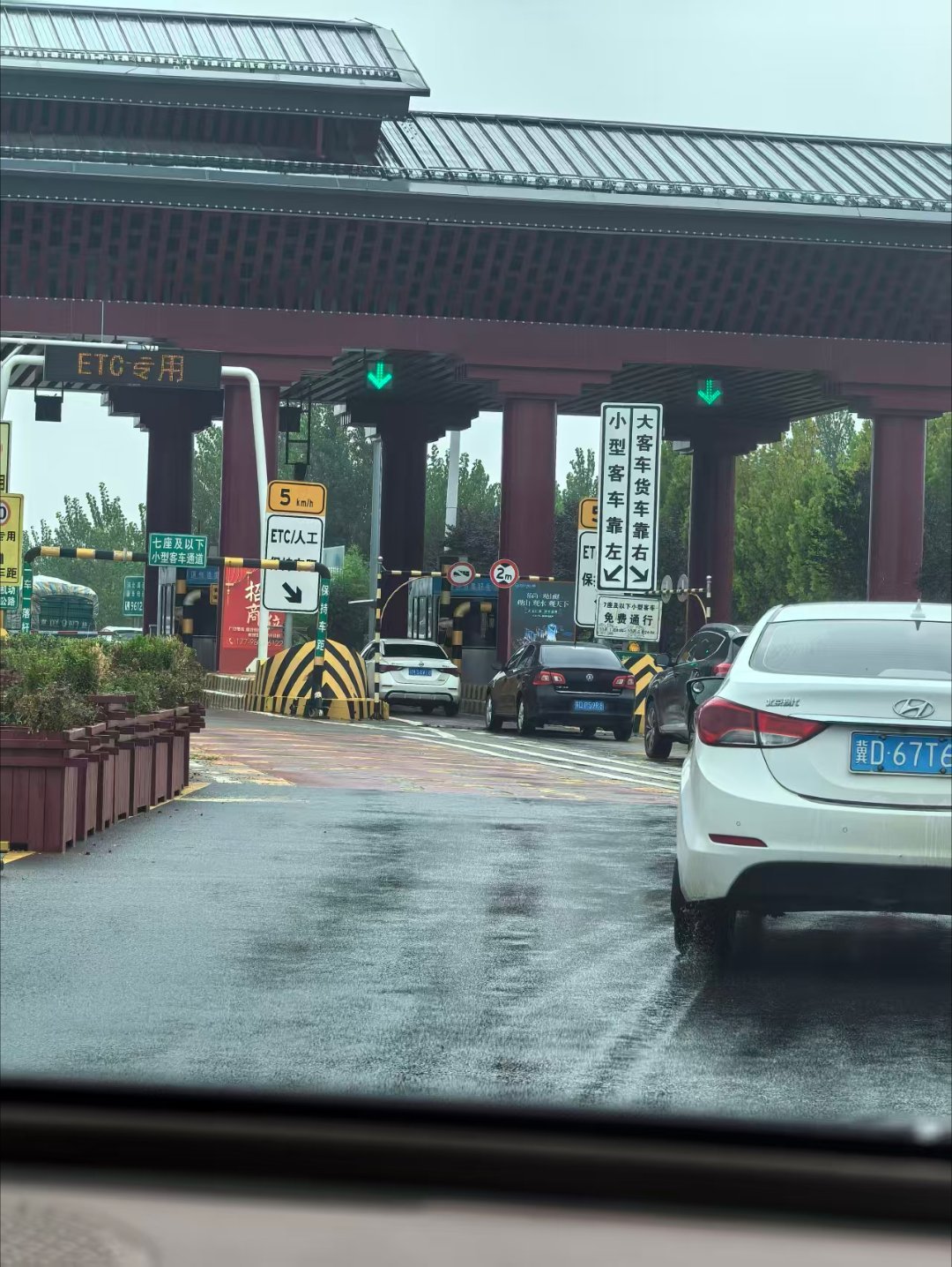 国庆假期第五天，高速依旧是排起长龙啊~ ​​​