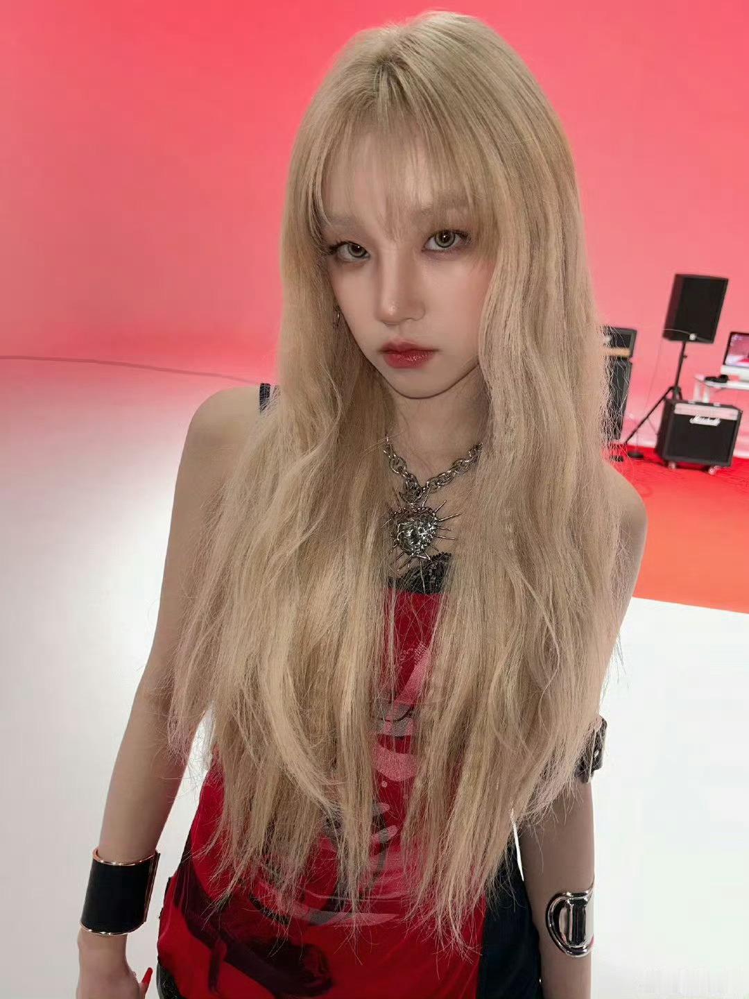 金属感长裙裹着利落的线条，鎏金眼影在眼尾勾出锋芒，她站在舞台中央时，像从未来穿越