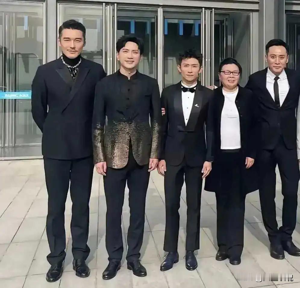 合影是有讲究的，这身高梗真是过不去了[笑哭]