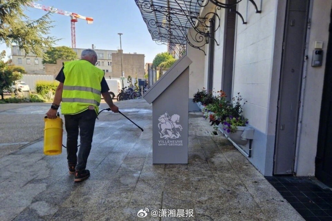 【#巴黎郊区小城太多人随地大小便#，#巴黎政府喷草莓香掩盖大小便臭味#】近日，法