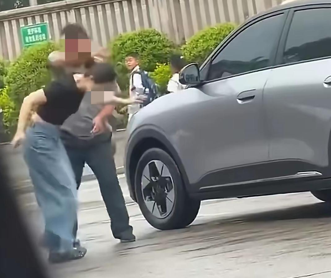因停车，女子踹保安、保安掌掴女子的事件已基本形成三点共识:
①女子是在家蛮横习惯