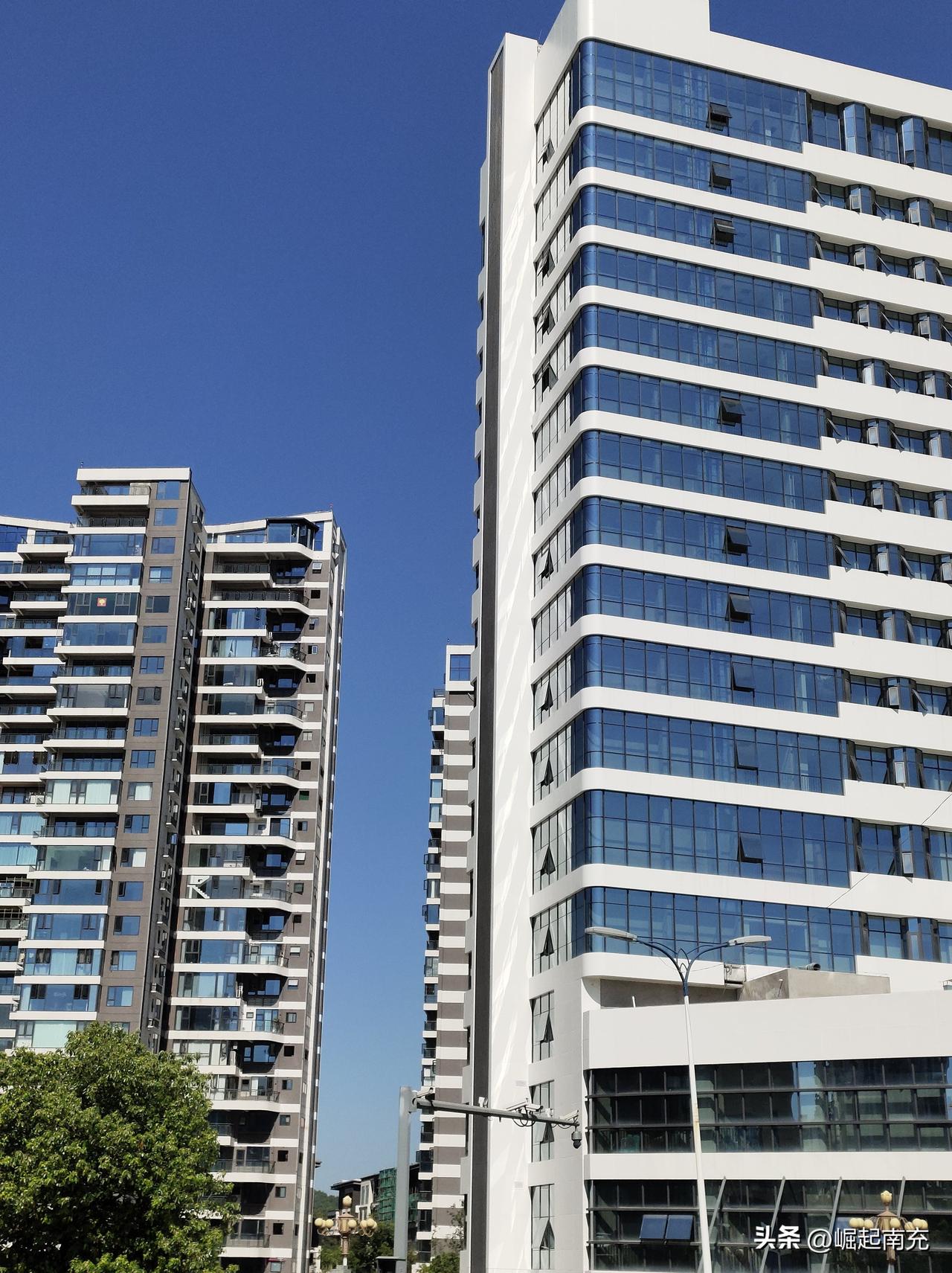 白土坝某院这楼修好了，看起来好高哦，比后面住宅看起来都高
