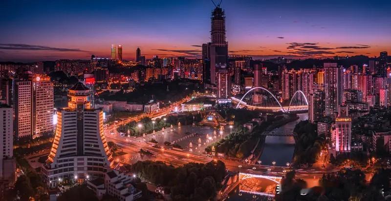 贵阳房价这两年也挺抗跌的。
贵阳楼市的表现，让其他的很多大城市都汗颜了。
贵阳阅