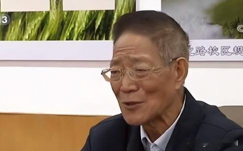 “我老了，不需要那么多钱。”2020年，一生抠门的大学教授王泽霖，却大手一挥捐出
