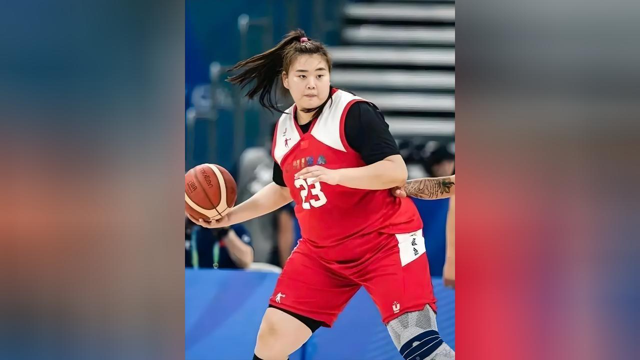 但面对尼日利亚的两场国际热身赛，她状态明显低迷，篮下终结效率低，移动慢、回防滞后