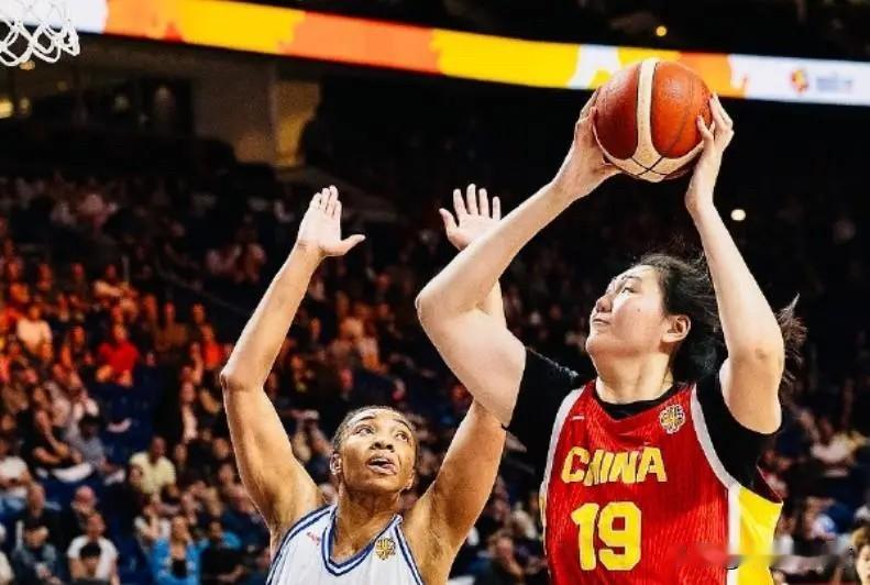 张子宇的篮板问题是她不会卡位，对抗能力并不好，不会跳倒不算啥大问题，她这个体重要