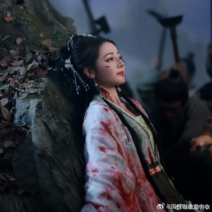 拿迪丽热巴当箭靶子使 这一幕我都不停的来回拉进度条看，贺思慕残血反杀的画面真是太