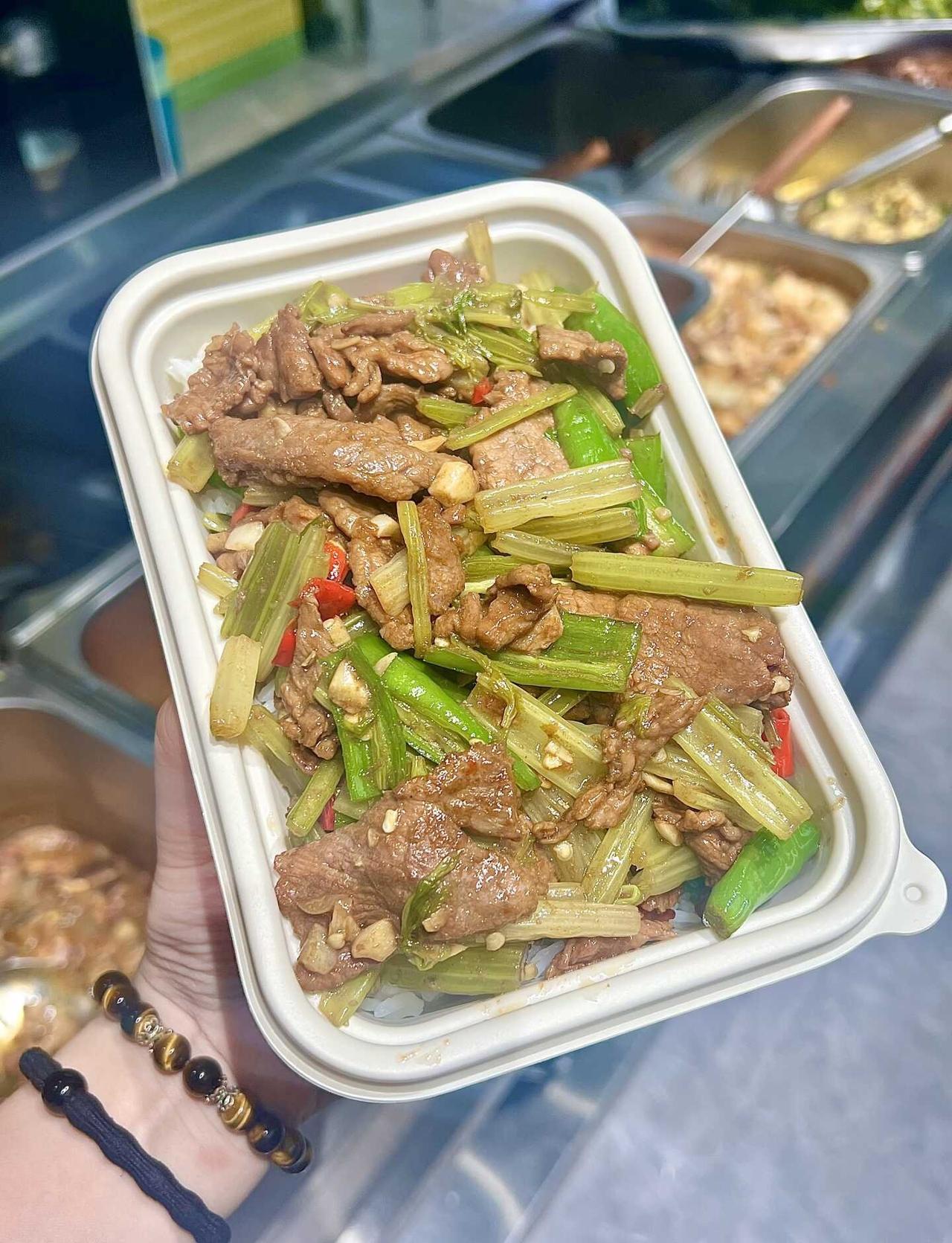 广工商这家菜比饭还多
小炒黄牛肉如果你能懂的话……简直够辣！！！广州工商学院 广