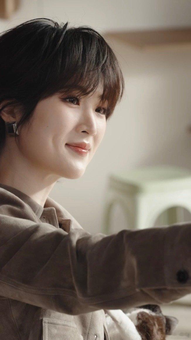 王安宇姚安娜二搭了 姚安娜片场认真研读镜头的样子太圈粉，全神贯注的神情展现出演员