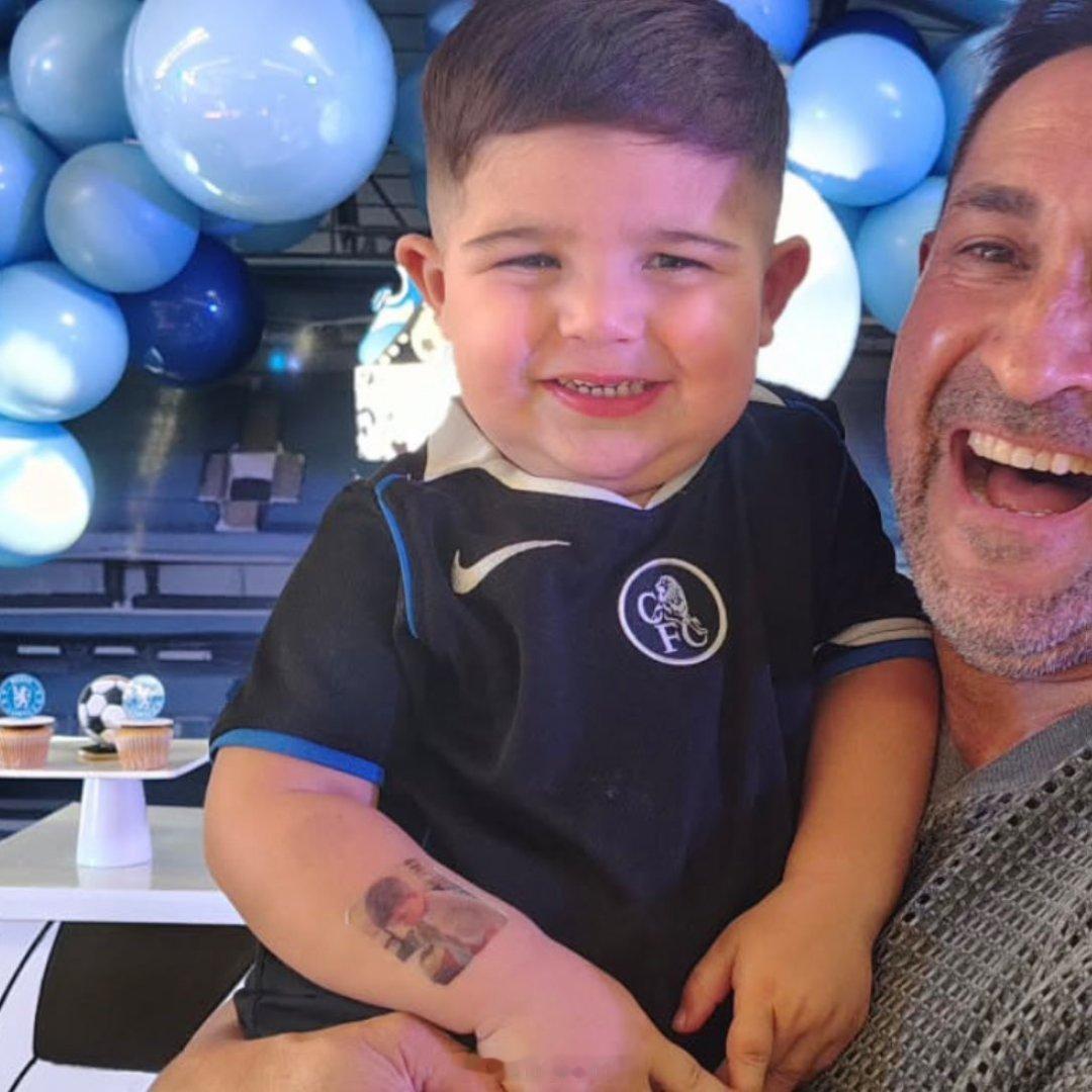 真是爸妈的乖宝，小本贴了一个小纹身，是爸爸给他拍的喝马黛茶照片，萌死了[期待]本