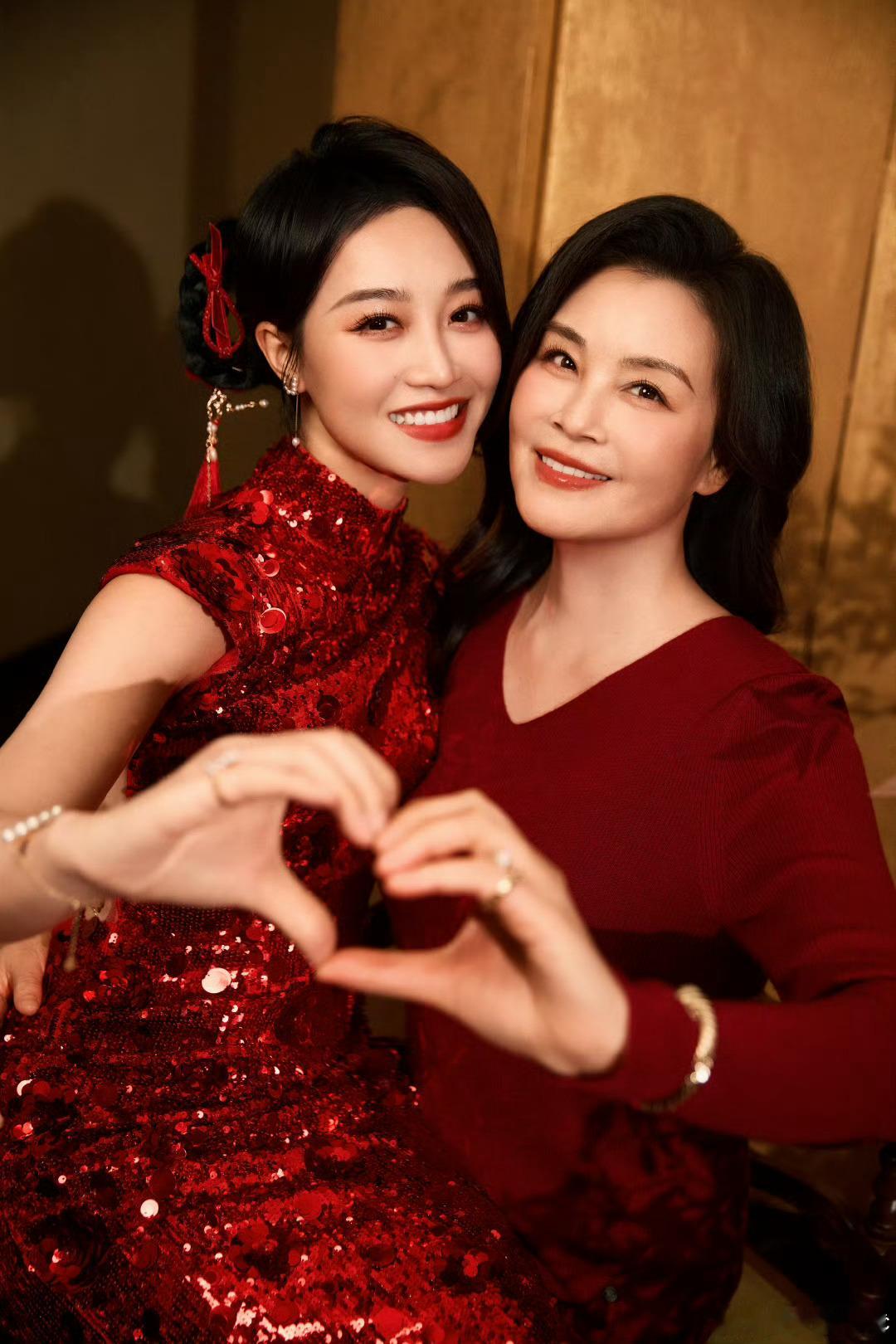 在蓝盈莹脸上看到漂亮基因的强大气质妈妈和她的气质女儿都好美好美[爱你]祝球球节日