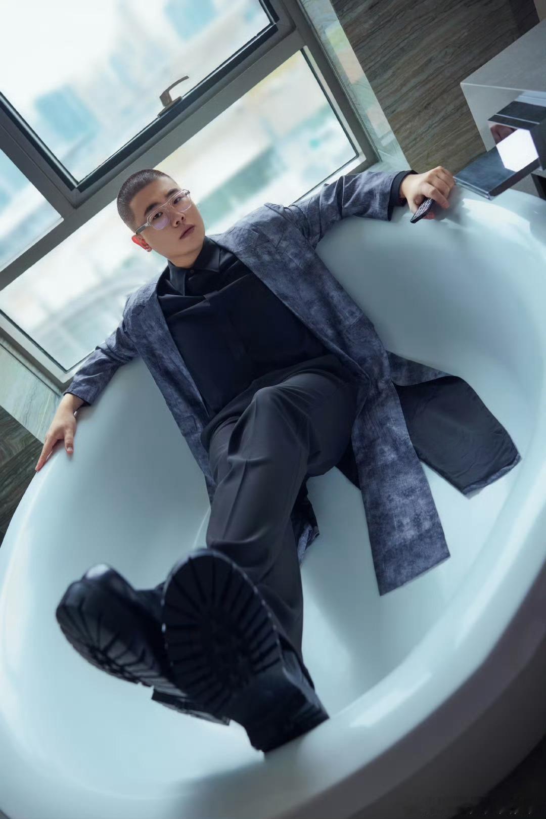 吕严这辈子最放不下的是筷子一饭开锅局吕严吃火锅也太投入了吧！锅还没热就一直盯着，