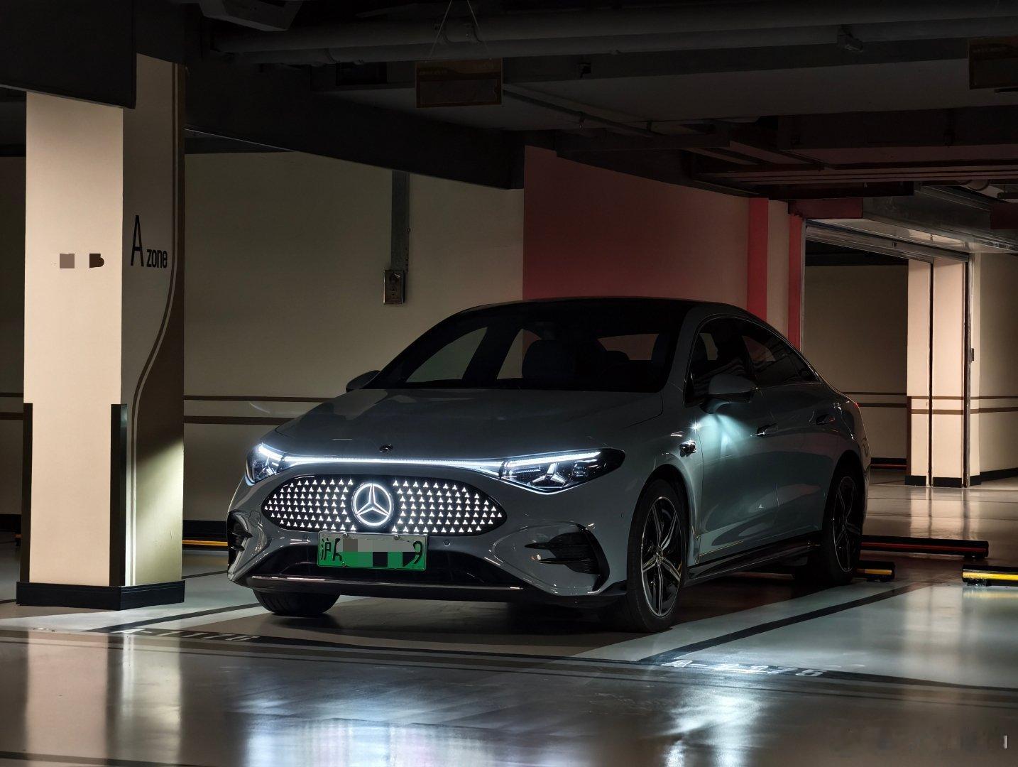 感受一下奔驰纯电 CLA，前脸灯光咋感觉晶莹剔透的，车里的阅读灯巨亮，车机已经开