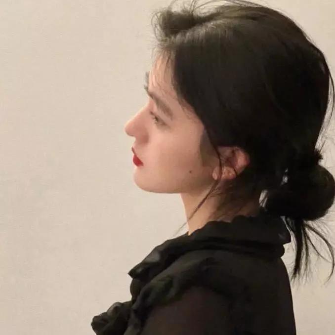 沉思的侧颜，黑发红唇，优雅迷人。沉思照 温婉侧颜 侧颜美女 侧颜氛围感写真 逆光