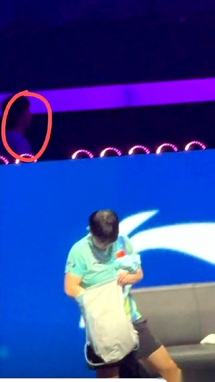 孙颖莎那场球，镜头明明白白地摆在那。
对手蒯曼先起身，走向场边，去换那件被汗浸透